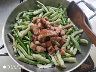 Steamed Noodles with Beans and Garlic Moss recipe