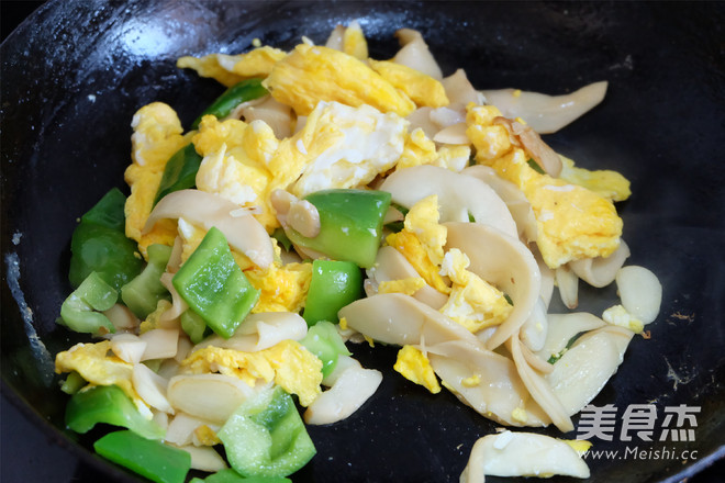 Scrambled Eggs with Pleurotus Eryngii recipe