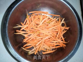 Stir-fried Shredded Pork with Cilantro and Carrots recipe
