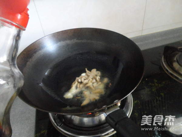 Stir-fried Pork with Seafood and Mushroom recipe