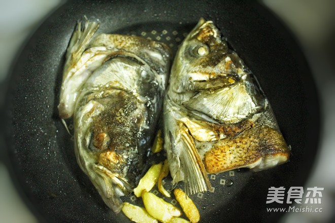 Chuanqiong Baizhi Tianma Fish Head Soup recipe