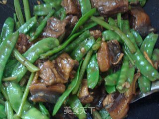 Stir-fried Eel Slices with Parsley and Lotus Beans recipe