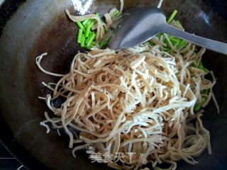 Stir-fried Shredded Cake with Garlic Moss recipe