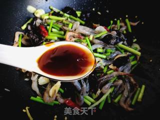 Fried Small River Prawns with Garlic Moss Fungus recipe