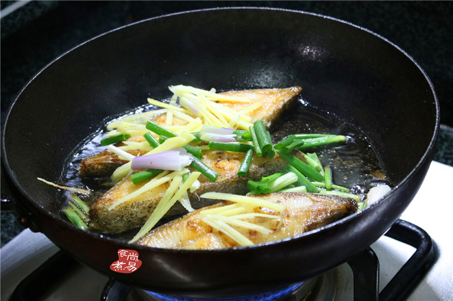 Flounder with Ginger, Green Onion and Black Pepper recipe