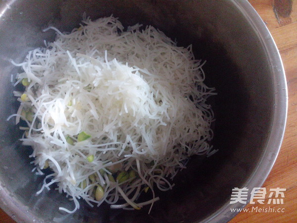 Bean Sprouts Rice Noodle Pie recipe