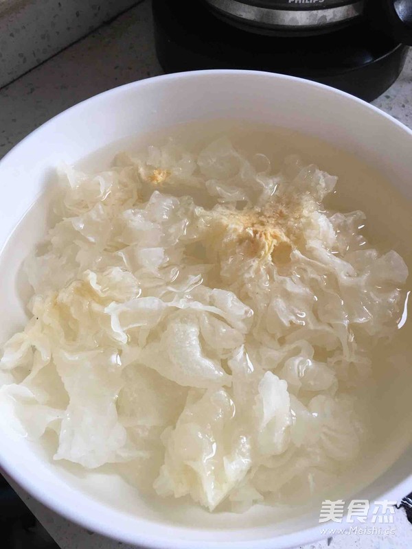 Tremella Lily and Red Date Soup recipe