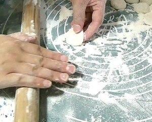 Knead The Noodles by Hand for Three Minutes, Making Dumpling Skins that are Tough, Thin and Well-wrapped recipe