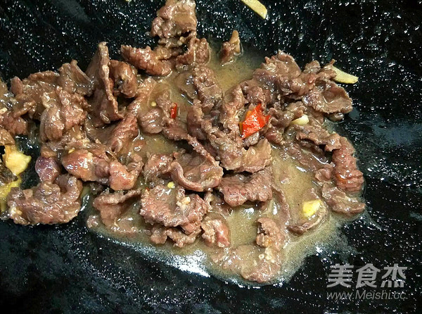 Stir-fried Beef with Lettuce recipe