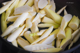A Good Food Therapy Product for Invigorating The Body, Eliminating Annoyance, Hangover, Weight Loss and Beauty—oil-stewed Rice Noodles recipe