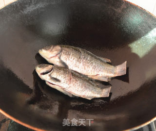 Thousands of Carrots and Crucian Carp in Clay Pot recipe