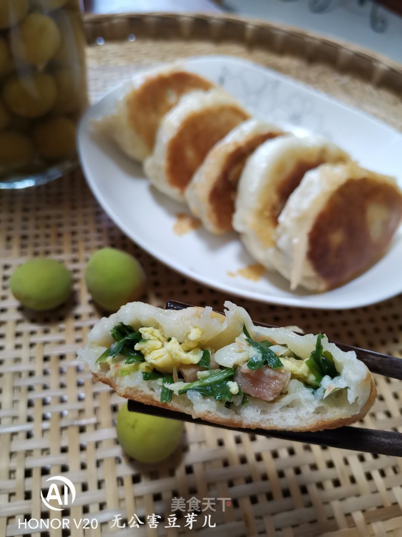 Chives, Eggs and Shrimp Skin Fried Buns recipe