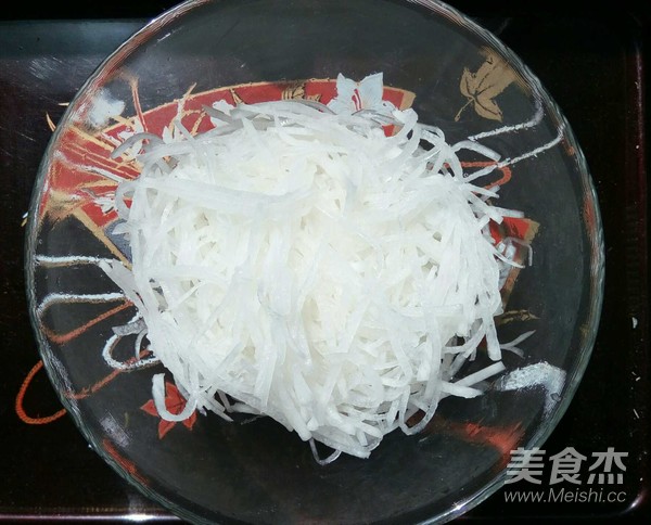 Coriander Mixed with Shredded White Radish recipe