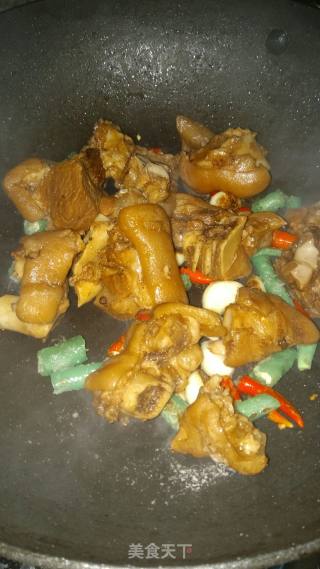 Stir-fried Braised Pork Knuckle with Double Pepper recipe