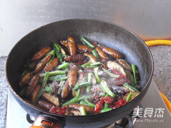 Dry Stir-fried Silkworm Pupa recipe