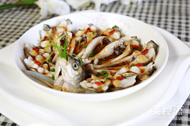 Peacock Opening: Steamed Wuchang Fish recipe