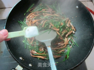 Stir-fried Chives with Fragrant Dried recipe