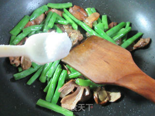 Stir-fried Plum Beans with Porcini Mushrooms recipe