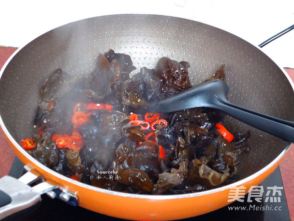 Fried Fish with Red Pepper Fungus recipe