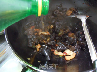 Good Food for Detoxification and Weight Loss---fried Black Fungus with Meat Residue recipe