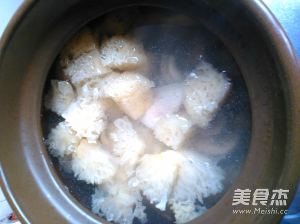 White Fungus Flower Glue Soup recipe