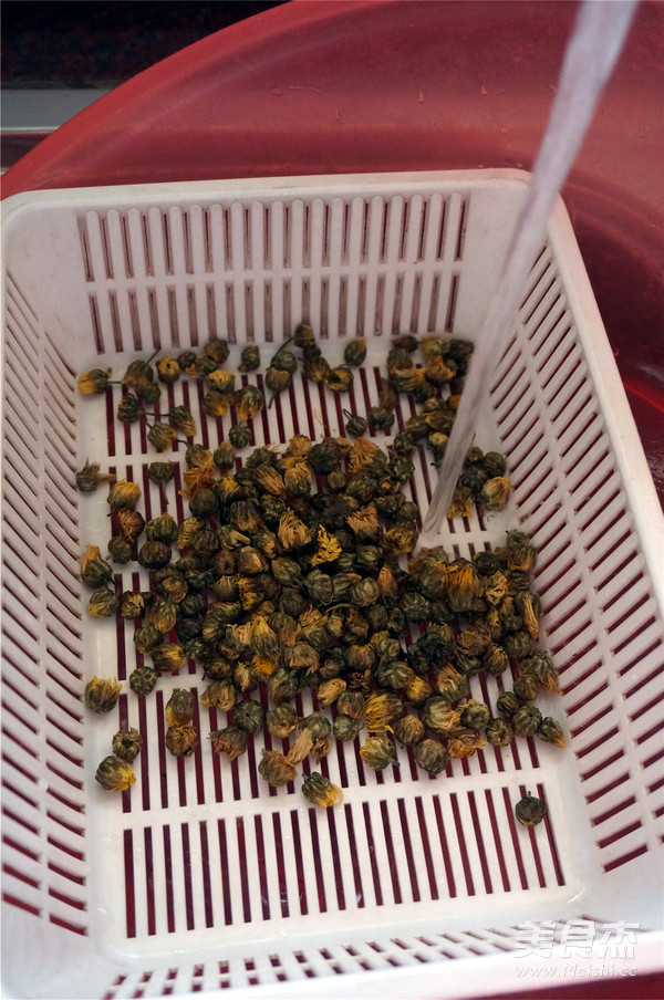 Rock Candy Prunella Chrysanthemum in Clay Pot recipe