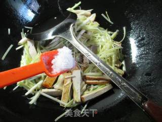 Stir-fried Xiuzhen Mushrooms with Leek Sprouts recipe