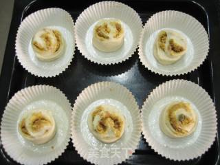 A Good Way to Solve Leftover Moon Cakes-moon Cake Spiral Buns recipe