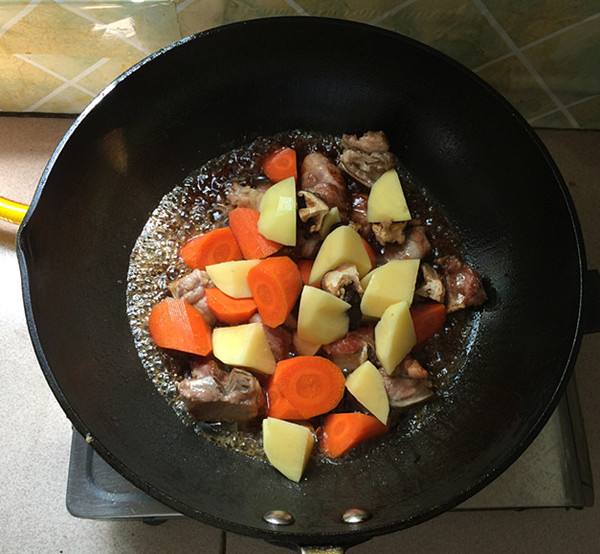 Braised Rice with Pork Ribs and Mixed Vegetables recipe