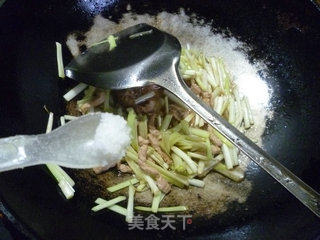 Stir-fried Tenderloin with Leek Sprouts recipe