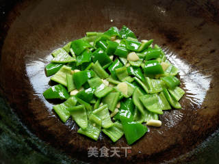 Stir-fried Green Pepper with Lard Residue recipe