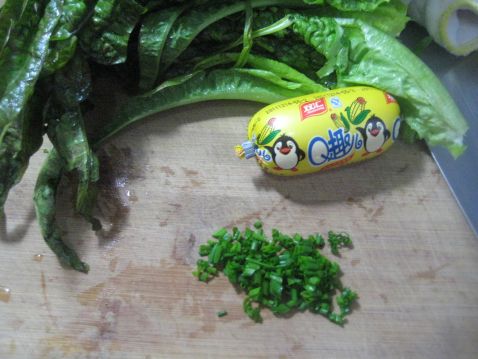 Tossed Noodles with Corn Sausage and Lettuce Leaves recipe