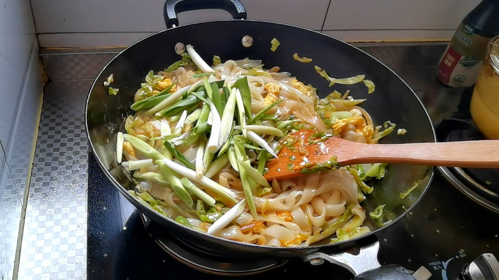 Fried Rice Noodles that are More Fragrant Than Meat recipe