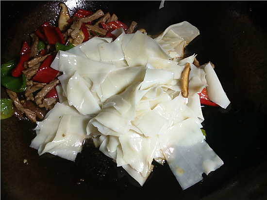 Stir-fried Noodles with Beef, Mushroom and Green Red Pepper recipe