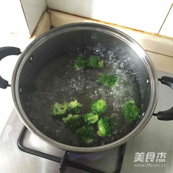 Broccoli Peanut Butter Noodles recipe