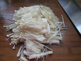 Stir-fried Enoki Mushroom with Leek Sprouts recipe