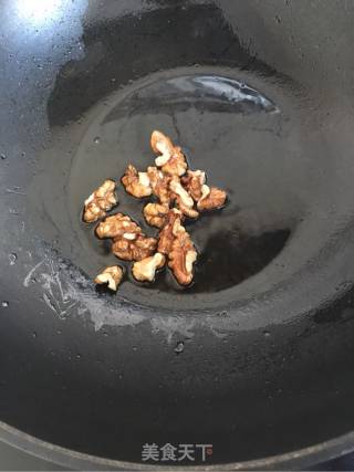 Stir-fried Walnuts with Leeks recipe