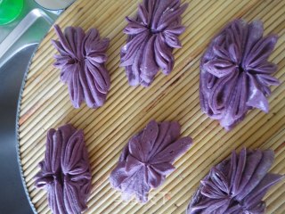 Purple Sweet Potato Chrysanthemum Roll recipe