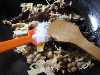 Stir-fried Bamboo Shoots with Black Fungus and Peanuts recipe