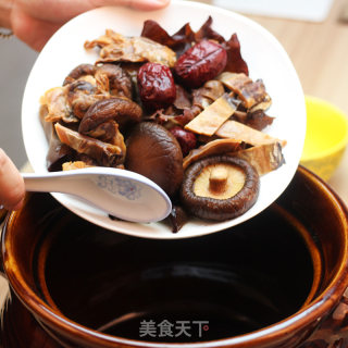 Guangdong Old Fire Soup-mushroom, Fungus, Cuttlefish Soup recipe