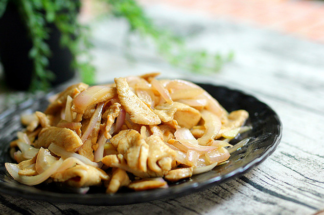 Chicken Breasts and Onions are Cleverly Paired recipe