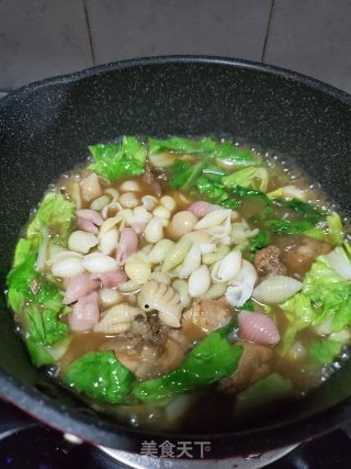 Braised Chicken Nuggets in Soup with Shell Noodles recipe