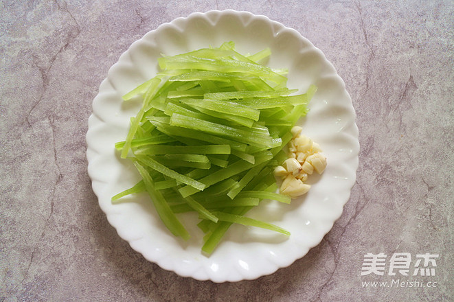 Fried Shrimp with Lettuce recipe