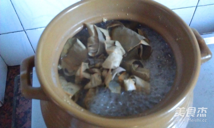 Mung Bean Lotus Leaf Pork Tendon Soup recipe