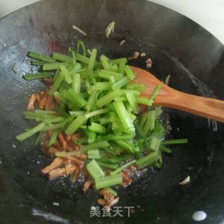 Celery Stir-fried Noodles recipe