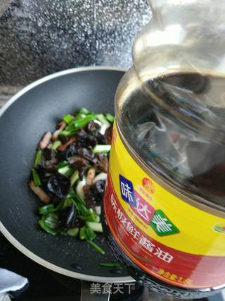 Stir-fried Pork with Garlic Seedlings Fungus recipe