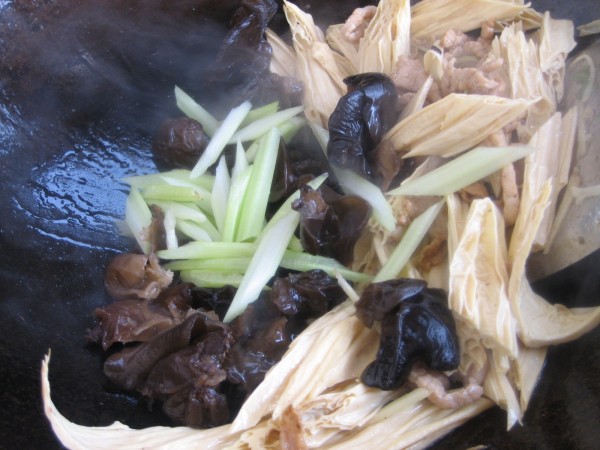 Fried Yuba with Black Fungus recipe