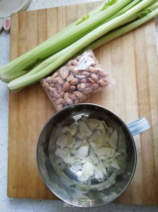 Stir-fried Lily with Celery recipe