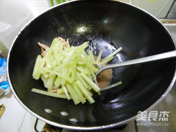 Lettuce Shredded Pork Noodles recipe