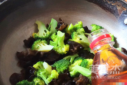 Broccoli Mixed with Black Fungus recipe